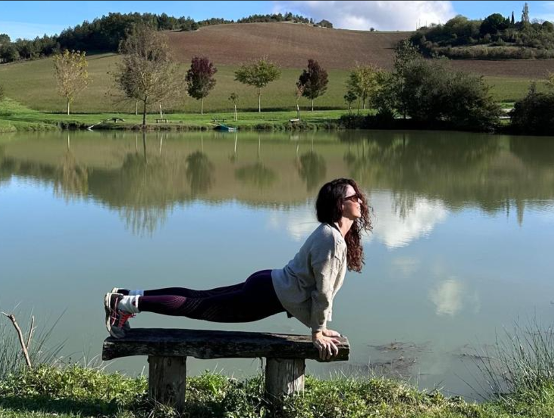 Amandine en pratique de Yoga, en extérieur